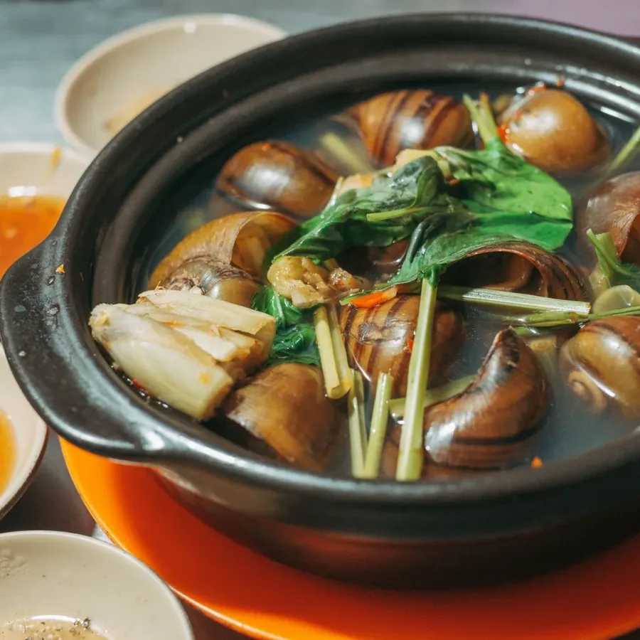 Khu sơ chế và cân nguyên liệu